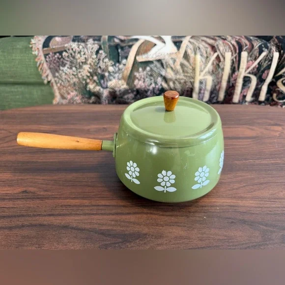 🌼 Vintage Green Enamel Saucepan w/ Lid & Wooden Handle – Mid Century Design🌼 - Picture 1 of 4